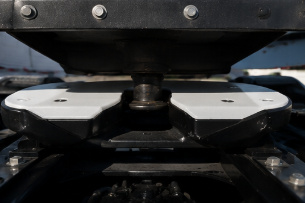 White semi truck with SkidGreen Élite fifth wheel plate